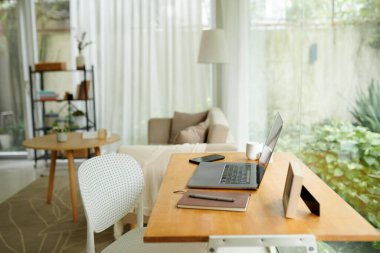 Planlayıcı, dizüstü bilgisayar ve akıllı telefon ev ofis bölgesinde masanın üzerinde.