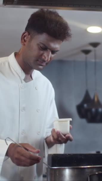Vertikal Bild Sous Chef Smaksättning Kokande Soppa Med Salt Matlagning — Stockvideo