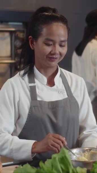 Retrato Médio Alegre Chef Molho Asiático Cozinha Restaurante Olhando Para — Vídeo de Stock