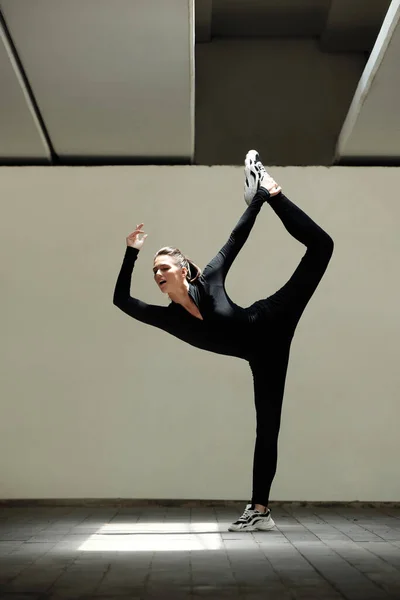 Joven Bailarina Traje Negro Haciendo Ejercicios Estiramiento Levantando Pierna Estudio —  Fotos de Stock