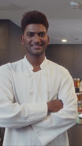 Pionowy Portret Indyjskiego Kucharza Białym Mundurze Uśmiechniętego Kamery Restauracji — Wideo stockowe