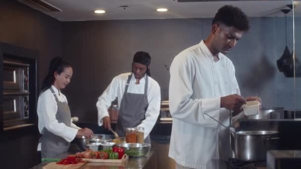 Medium Long Shot Indian Head Chef Cooking Soup While Sous — Vídeo de Stock