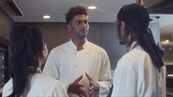 Tiro Médio Três Chefs Uniforme Branco Discutindo Cardápio Dia Cozinha — Vídeo de Stock