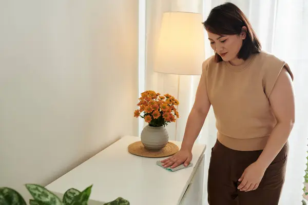 Aziatisch Jong Huisvrouw Vegen Stof Met Doek Tafel Tijdens Huishoudelijk — Stockfoto