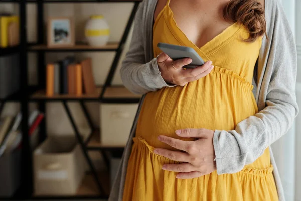 Primer Plano Mujer Embarazada Acariciando Vientre Embarazada Deslizando Pantalla Teléfono — Foto de Stock