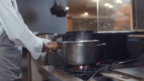 Plan Recadré Cuisinier Ajoutant Des Spaghettis Eau Bouillante Pendant Cuisson — Video