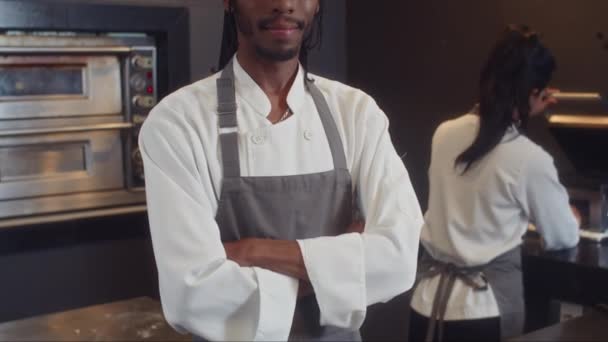 Incline Hacia Arriba Retrato Del Alegre Jefe Cocina Afroamericano Posando — Vídeo de stock