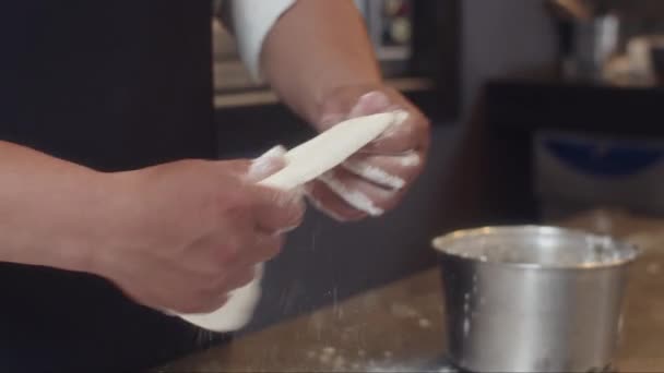 Primer Plano Las Manos Chef Pastelero Irreconocible Amasando Masa Mientras — Vídeo de stock