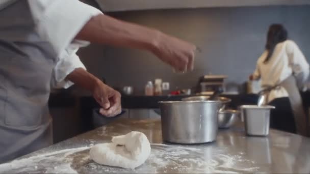 Vista Baixo Ângulo Chef Sous Macho Etnia Negra Despejando Rolando — Vídeo de Stock