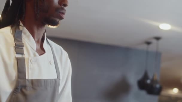 Incline Lentidão Experiente Chef Masculino Cozinhando Peixe Fogão Gás Usando — Vídeo de Stock