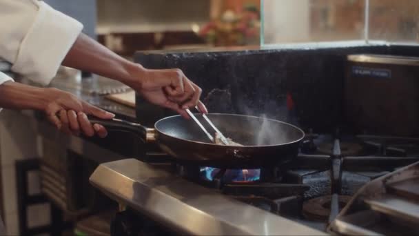 Close Mãos Cozinheiro Restaurante Irreconhecível Transformando Filé Peixe Enquanto Frita — Vídeo de Stock