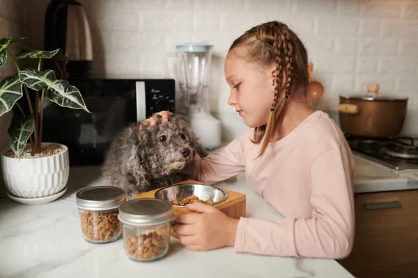 Girl Enjoying Spending Time Her Dog She Feeding Her Kibble — Stock Photo, Image