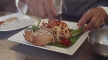 Karidesli makarna servis etmeden önce tanınmayan restoran şefinin ellerini kapat.