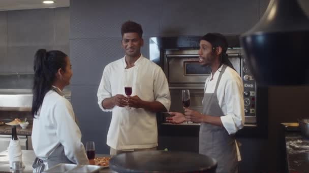 Ampla Dose Chefs Sous Felizes Relaxando Com Vinho Tinto Cozinha — Vídeo de Stock
