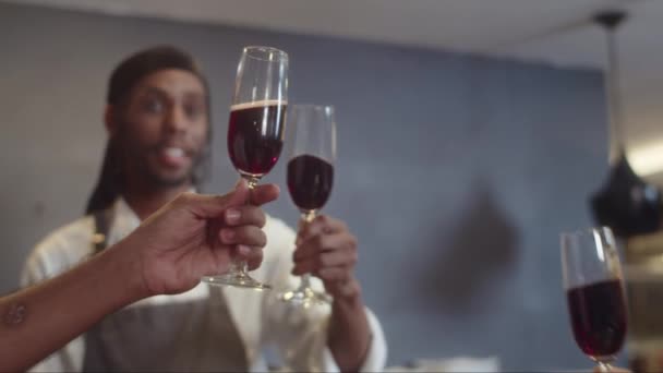 Foco Cremalheira Chefs Brindar Com Copos Vinho Tinto Restaurante Depois — Vídeo de Stock