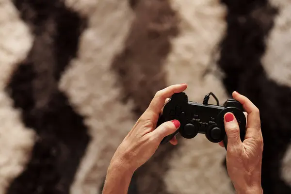 Evde Video Oyunu Oynamaktan Hoşlanan Olgun Kadınların Elleri — Stok fotoğraf