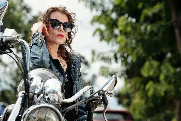 Stilvolle Motorradfahrerin Mit Roten Lippen Und Sonnenbrille — Stockfoto