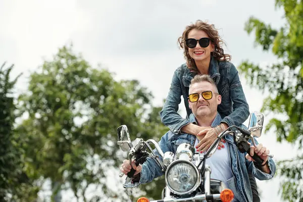 Cool Couple Âge Mûr Heureux Vestes Démon Moto Équitation Ville — Photo