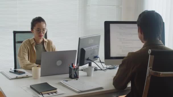 Longo Tiro Médio Dois Desenvolvedores Asiáticos Trabalhando Computador Laptop Sentado — Vídeo de Stock