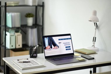 Finansal hizmetler web sitesi dizüstü bilgisayarda. Girişimci konseptinin işyeri