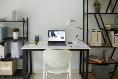 Evden çalışan girişimcilerin ekranında finansal hizmetler web sitesi ile birlikte açılan dizüstü bilgisayar