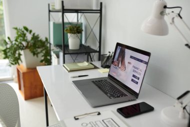 Finansal hizmetler web sitesi dizüstü bilgisayarda, ev kavramından çalışıyor