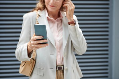 Meslektaşıyla görüntülü konuşma yapmak için kulaklık takan bir iş kadını görüntüsü.