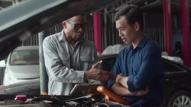 Mittlere Aufnahme Von Afroamerikanischem Mechaniker Der Mit Autobesitzer Über Pannenursache — Stockvideo