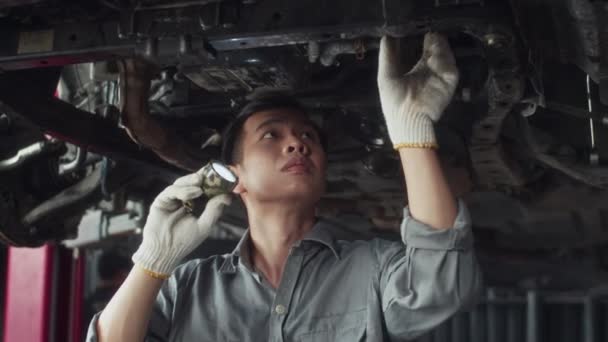 Handheld Tiro Mecânico Asiático Macho Uniforme Cinza Com Lanterna Reparação — Vídeo de Stock