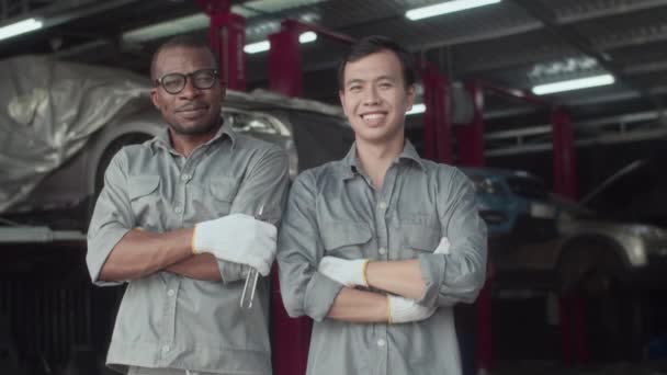 Retrato Médio Trabalhadores Serviços Carro Multi Étnicos Macacões Cinza Olhando — Vídeo de Stock