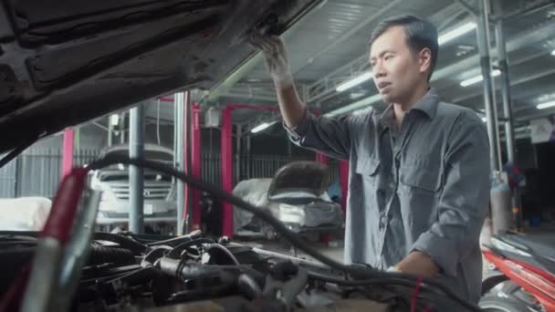 Oldalnézet Szerelő Ázsiai Etnikai Nézi Nyitott Autó Motorháztető Miközben Dolgozik — Stock videók