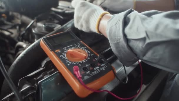 专人手拉手 使用万用表检查汽车服务的引擎工作 — 图库视频影像