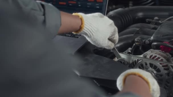 用扳手紧紧抓住无法辨认的机械师修理破碎的汽车发动机的手 — 图库视频影像