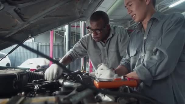 Zijaanzicht Van Multi Etnische Mechanica Grijs Uniform Met Behulp Van — Stockvideo