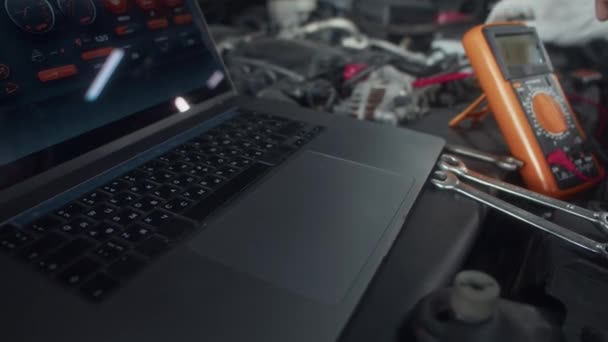 Close Mãos Mecânico Usando Laptop Multímetro Verificar Trabalho Carro Estação — Vídeo de Stock