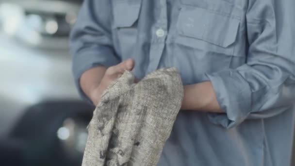 Tiro Cortado Mãos Limpeza Trabalhador Depois Mudar Motor Carro Estação — Vídeo de Stock