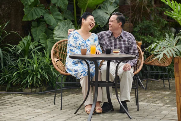 Happy Senior Couple Spending Time Outdoor Cafe Enjoying Drinks Conversation — Stock Photo, Image