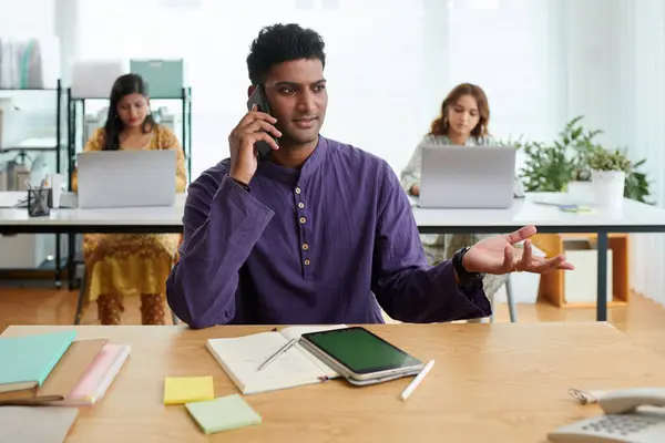 Indiase Ondernemer Paars Kurta Praten Telefoon Met Collega Van Een — Stockfoto