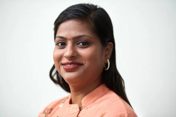 Ansikt Smilende Indisk Kvinne Med Bindi Panne Ser Kamera – stockfoto