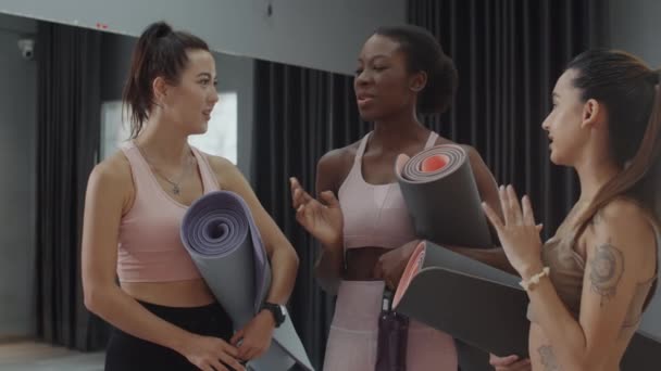 Tembakan Menengah Dari Tiga Gadis Yang Beragam Memegang Tikar Yoga — Stok Video
