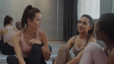 Yoga dersinden sonra stüdyoda yerde dinlenen üç farklı kadının el kamerasıyla çekilmiş fotoğrafı.