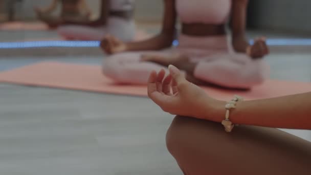 集体训练中以女性瑜伽手为重点的荷花体位截击 — 图库视频影像