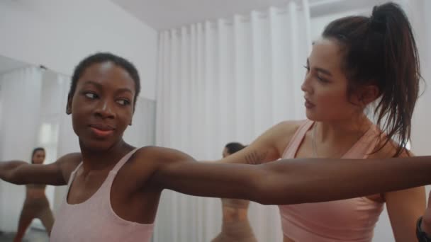 Handheld Aufnahme Einer Afroamerikanerin Yoga Pose Während Sie Studio Mit — Stockvideo