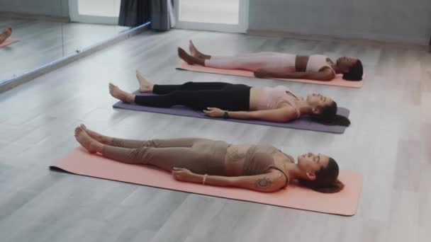 Yüksek Açılı Bir Bakış Açısıyla Çok Irklı Kadın Yogaların Kolordudaki — Stok video