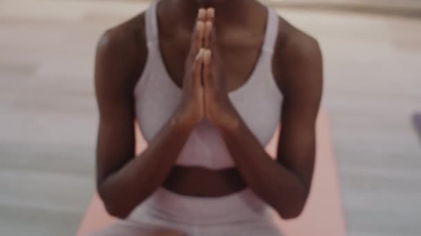 Schiefe Aufnahme Porträt Einer Fröhlichen Afroamerikanischen Sportlerin Die Lotus Pose — Stockvideo