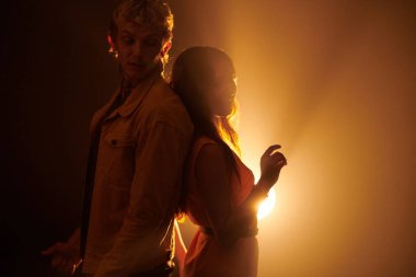 Erkek arkadaş ve kız arkadaş çılgın bir partide müzik eşliğinde dans ediyor.