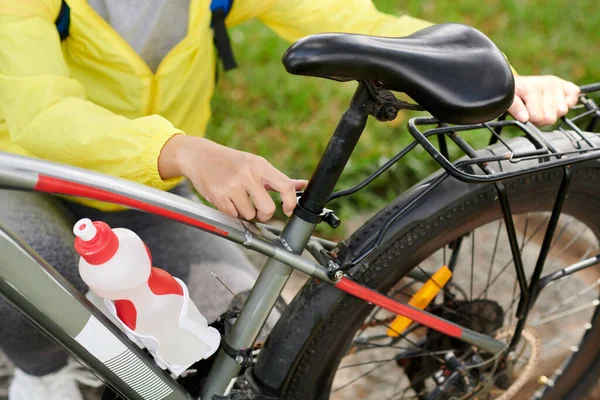 Nahaufnahme Einer Radfahrerin Beim Einstellen Des Fahrradgepäckträgers — Stockfoto
