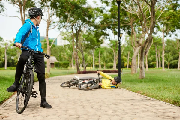 Молодий Чоловік Повернувся Щоб Подивитися Свою Дівчину Впала Велосипеда — стокове фото