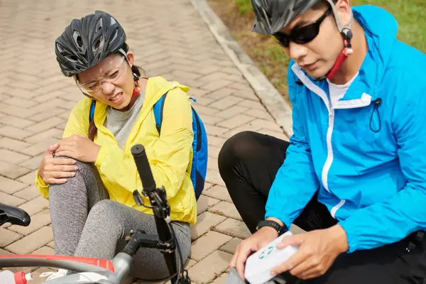 Mujer Joven Tiene Lesiones Bicicleta Cuando Cayó Bicicleta Carretera Mientras — Foto de Stock