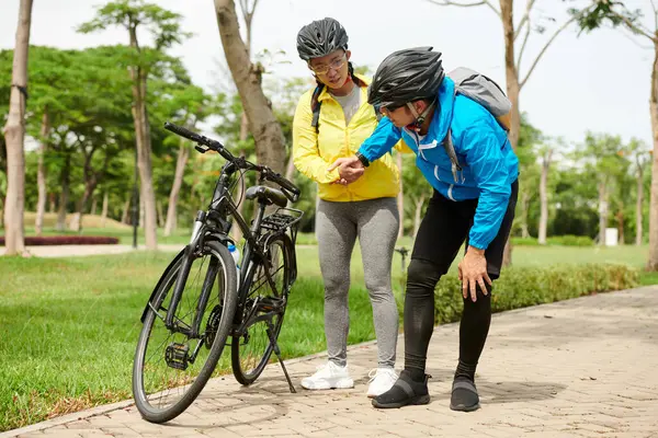Молода Жінка Підтримує Хлопця Який Може Ходити Після Падіння Велосипеда — стокове фото
